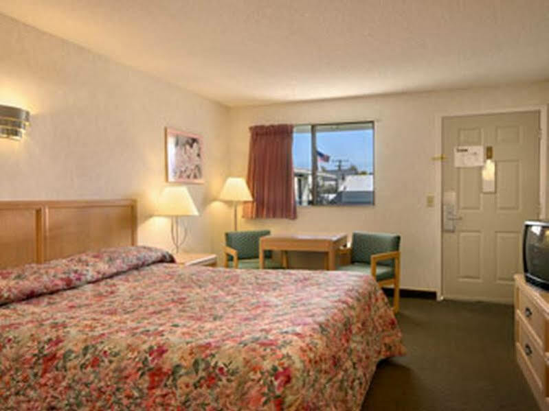 Super 8 By Wyndham Bishop Motel Bagian luar foto